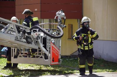 Stuttgart-Feuerbach: Brand in Mehrfamilienhaus loest Grossalarm der Feuerwehr aus